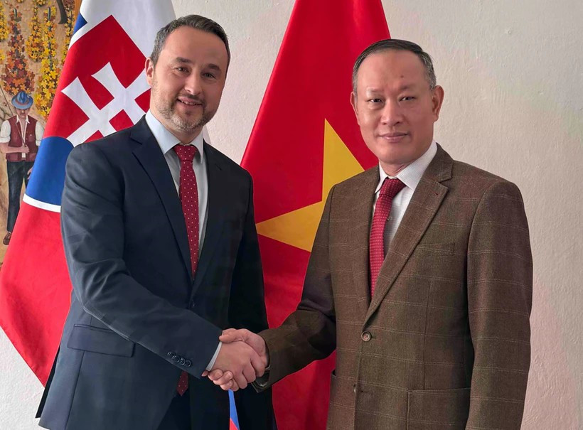 El embajador de Vietnam en Eslovaquia, Pham Truong Giang, y el viceministro del Ministerio de Agricultura y Desarrollo Rural de ese país, Vladimir Vnuk (Foto: VNA)