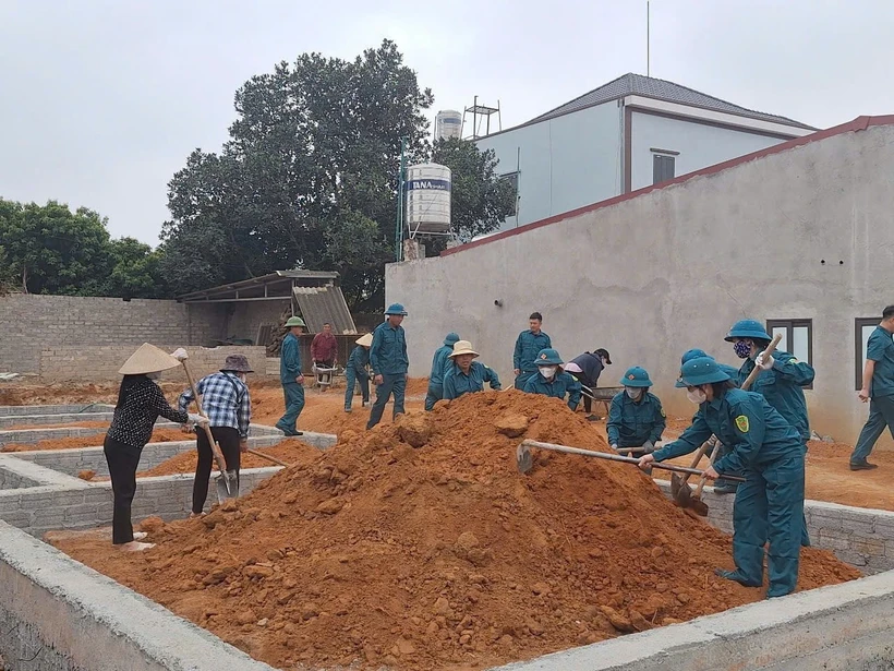 La comuna de Chu Dien (distrito de Luc Nam, provincia de Bac Giang) intensifica sus esfuerzos para eliminar las viviendas temporales y deterioradas para las familias pobres. (Foto: https://daidoanket.vn/)