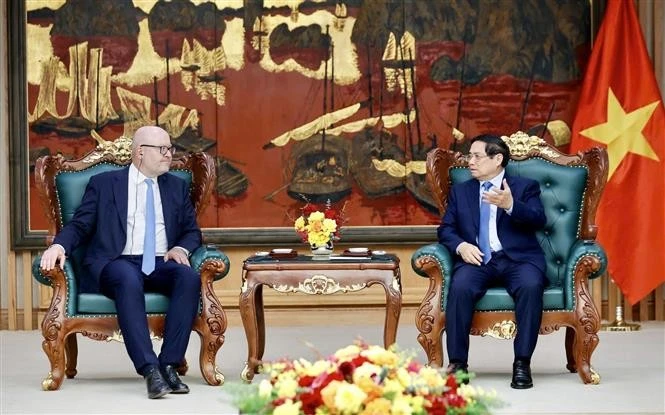 El primer ministro de Vietnam, Pham Minh Chinh, dialoga con Tomas Heidar, presidente del ITLOS (Foto: VNA)