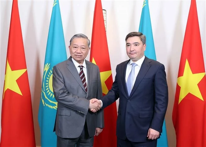 El secretario general del Partido Comunista de Vietnam, To Lam (izquierda), se reúne con el primer ministro kazajo, Olzhas Bektenov (Foto: VNA)