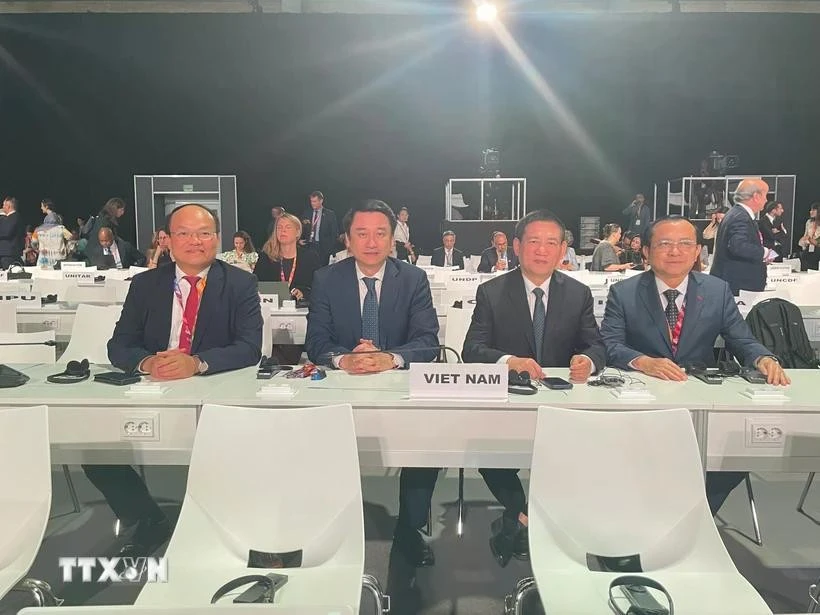 El viceprimer ministro de Vietnam Ho Duc Phoc (segundo de derecha) asiste a la inauguración de la FfD4 (Fuente: VNA)