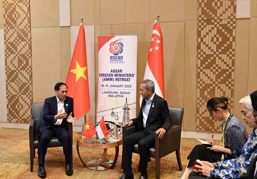 El viceprimer ministro y ministro de Relaciones Exteriores de Vietnam, Bui Thanh Son (izquieda), se reúne con el ministro de Relaciones Exteriores de Singapur, Vivian Balakrishnan, en el marco de la Reunión restringida de Ministros de Relaciones Exteriores de la ASEAN.(Foto: VNA)