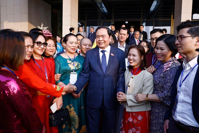 El presidente de la Asamblea Nacional, Tran Thanh Man, y los delegados (Foto: VNA)