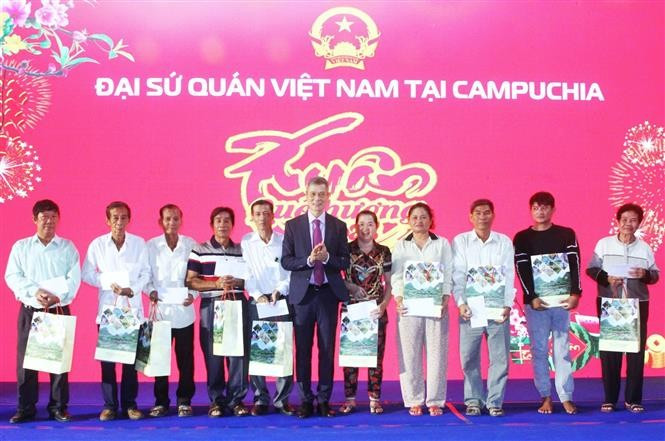 Entrega de obsequios a las familias camboyanas de origen vietnamita con condiciones menos favorecidas (Foto: VNA)