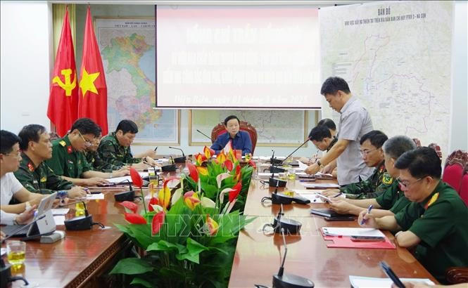 El viceprimer ministro Tran Hong Ha escucha los informes de las unidades (Foto: VNA)