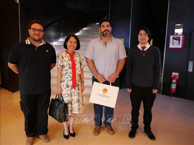 La embajadora de Vietnam en Paraguay, Ngo Minh Nguyet, el secretario general del Partido Comunista del país latinoamericano, Najeeb Amado, y representantes de la Juventud Comunista Paraguaya en Asunción. (Foto: VNA)