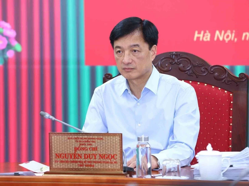 El miembro del Buró Político y jefe de la Comisión de Inspección del Comité Central del Partido Comunista de Vietnam, Nguyen Duy Ngoc, preside la reunión (Foto: VNA)