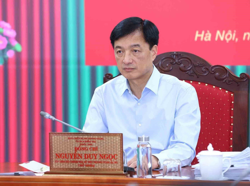 El miembro del Buró Político y jefe de la Comisión de Inspección del Comité Central del Partido Comunista de Vietnam, Nguyen Duy Ngoc, preside la reunión (Foto: VNA)