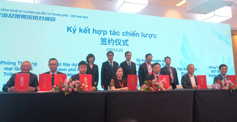 En la ceremonia de firma entre el NSSC y el CCPIT (Foto: VNA)