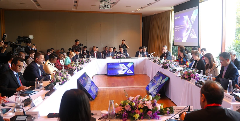 Panorama de la mesa redonda ministerial sobre confianza digital (Foto: VNA)