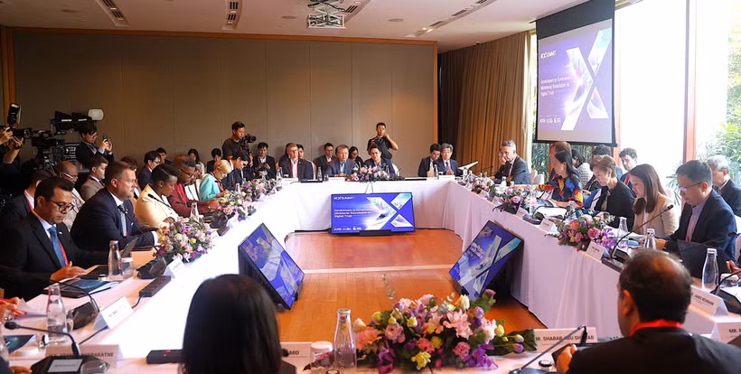 Panorama de la mesa redonda ministerial sobre confianza digital (Foto: VNA)