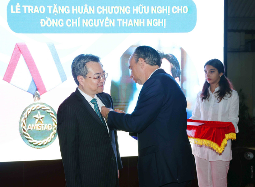 El embajador cubano Rogelio Polanco Fuentes entrega la Orden de la Amistad a Nguyen Thanh Nghi, miembro del Comité Central del Partido Comunista de Vietnam y jefe de su Comisión de Políticas y Estrategias. (Foto: VNA)
