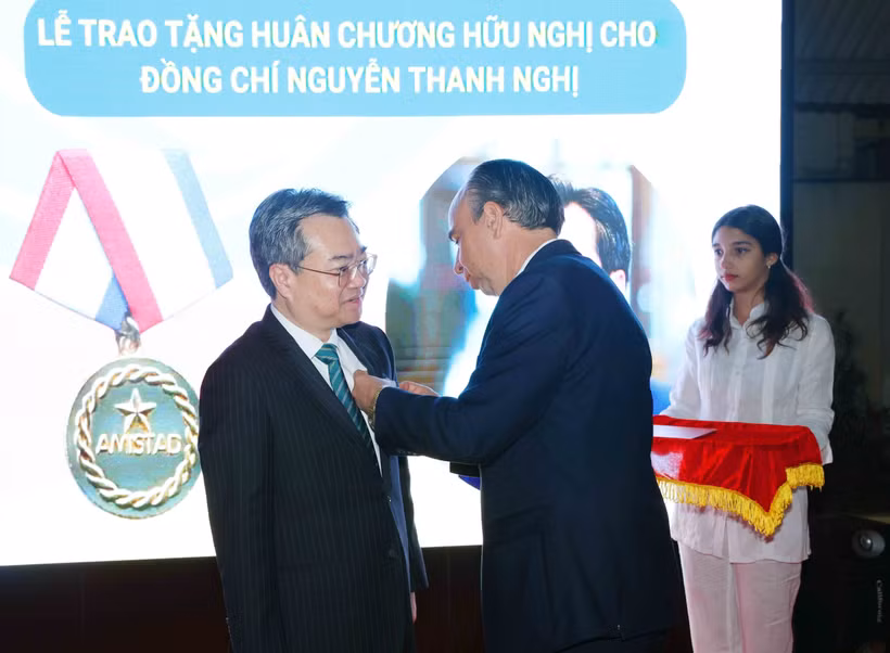 El embajador cubano Rogelio Polanco Fuentes entrega la Orden de la Amistad a Nguyen Thanh Nghi, miembro del Comité Central del Partido Comunista de Vietnam y jefe de su Comisión de Políticas y Estrategias. (Foto: VNA)