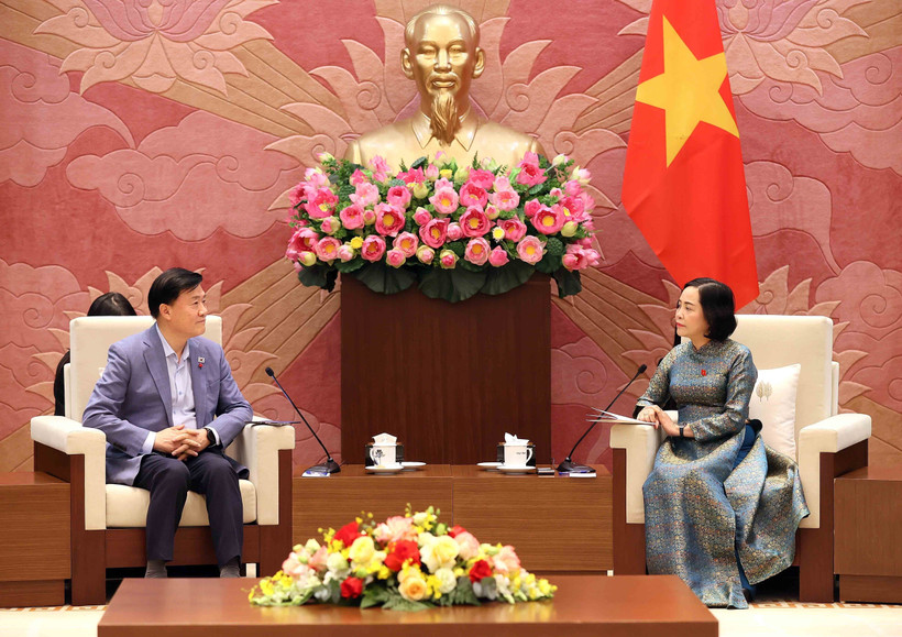 La vicepresidenta de la Asamblea Nacional de Vietnam, Nguyen Thi Thanh, recibe Kim Hak-Min, presidente del Consejo Asesor de Ética del Parlamento surcoreano (Foto: VNA)