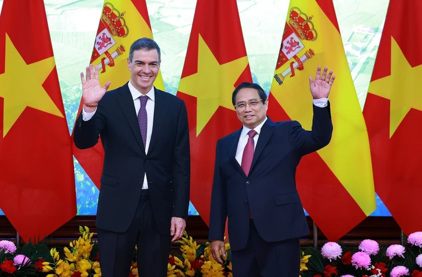 El primer ministro de Vietnam, Pham Minh Chinh (derecha), y el presidente del Gobierno de España, Pedro Sánchez (Foto: VNA)