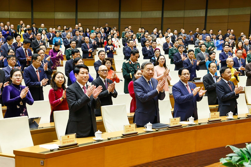 El secretario general del Partido Comunista de Vietnam, To Lam (segundo desde la izquierda, primera fila), y otros líderes y exdirigentes del Partido y el Estado en la cita (Foto: VNA)