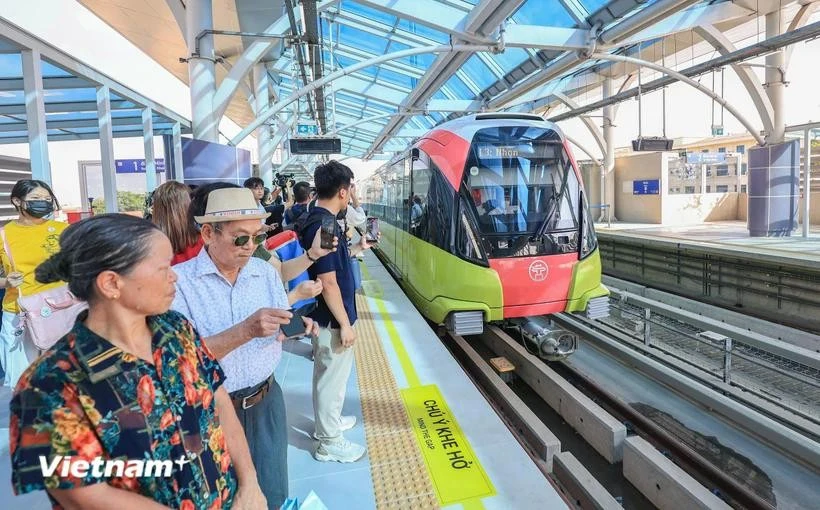 Los viajeros esperan el tren en la línea de metro Nhon-Ha Noi (Foto: VietnamPlus)