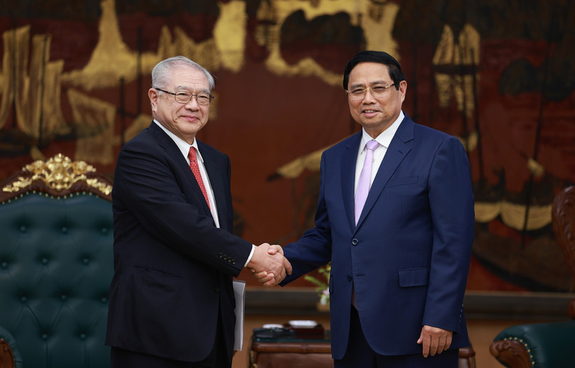 El primer ministro de Vietnam, Pham Minh Chinh (derecha), recibe al presidente de la filial de la Asociación de Amistad Japón-Vietnam en Kansai, Nishimura Teiichi (Foto: VNA)
