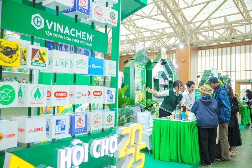 Un stand de Vinachem Mart, una plataforma para impulsar el acceso de clientes nacionales y extranjeros a los productos de la industria química de Vietnam, en la Feria de Otoño 2025 (Foto: VNA).