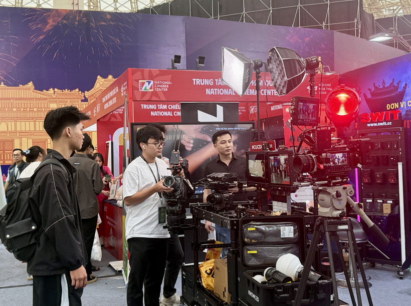 Los visitantes exploran la tecnología de producción cinematográfica en la Feria de Otoño de 2025. (Foto: VNA)
