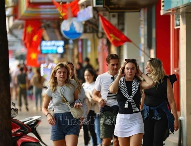 Turistas extranjeros visitan el casco antiguo de Hanoi (Foto: VNA)