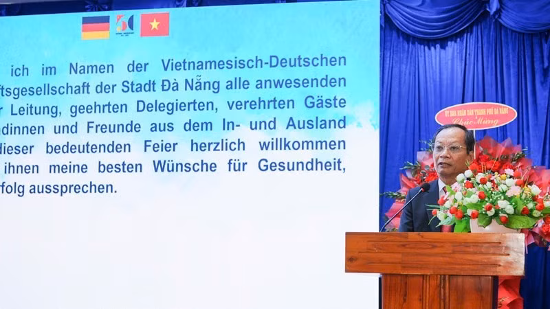 Nguyen Huu Lai, presidente de la filial municipal de la Asociación de Amistad Vietnam-Alemania, habla en la cita (Foto: nhandan.vn)