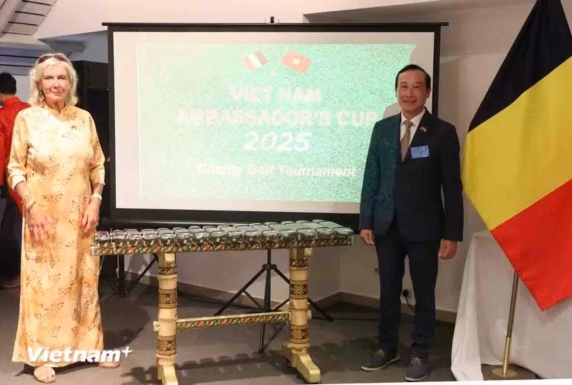 El embajador de Vietnam en Bélgica y ante la Unión Europea, Nguyen Van Thao, y la presidenta de la sección belga de la Asociación Hoi An-Vietnam para las Víctimas del Agente Naranja/Dioxina, Chris Geyskens (Foto: VNA)