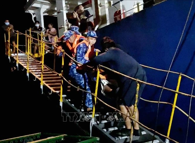 Traslado del paciente del buque Deryoung Sunnysky al barco 2011 de la Guardia Costera (Foto: VNA)