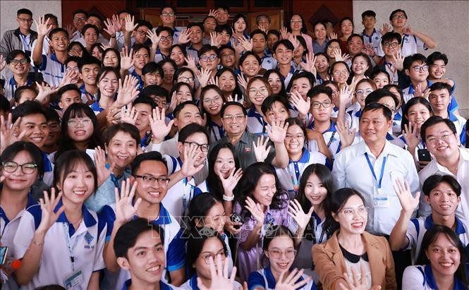 El primer ministro Pham Minh Chinh, diputados en la urbe sureña y estudiantes de la Universidad de Can Tho en la reunión (Foto: VNA)