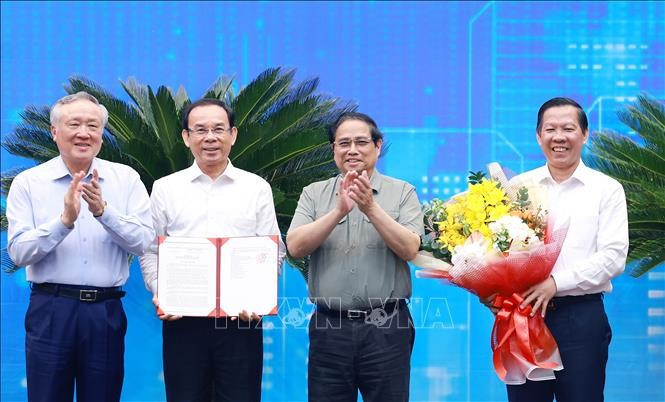 El primer ministro vietnamita, Pham Minh Chinh (segundo desde la derecha), entrega a las autoridades locales la decisión que aprueba la planificación de Ciudad Ho Chi Minh. (Foto: VNA)