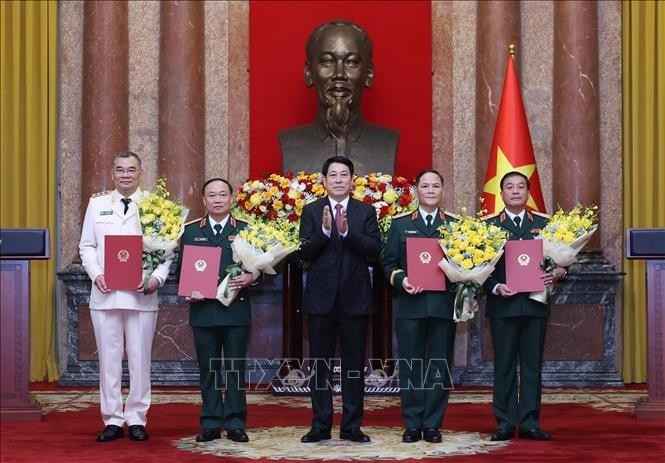 El presidente de Vietnam, Luong Cuong (centro), otorga rango de Coronel General a altos oficiales del Ejército y la Policía. (Foto: VNA)