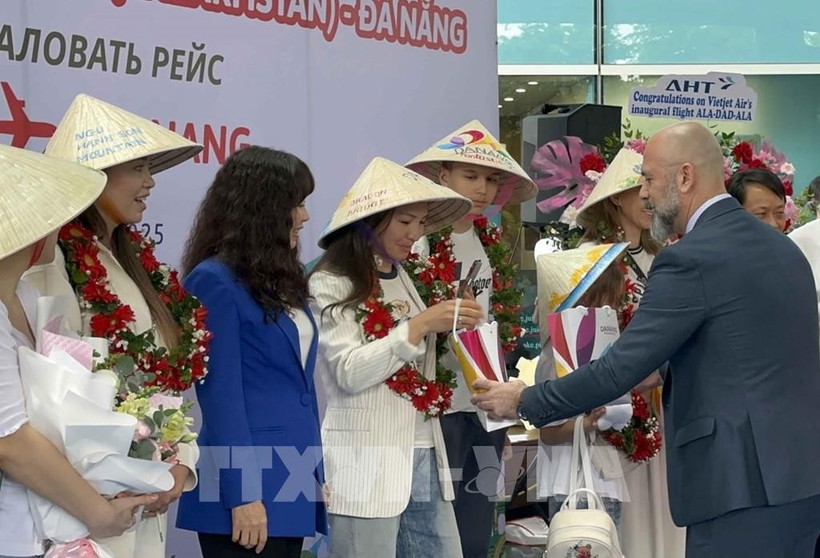 El comité organizador entrega flores y regalos a los turistas (Foto: VNA)