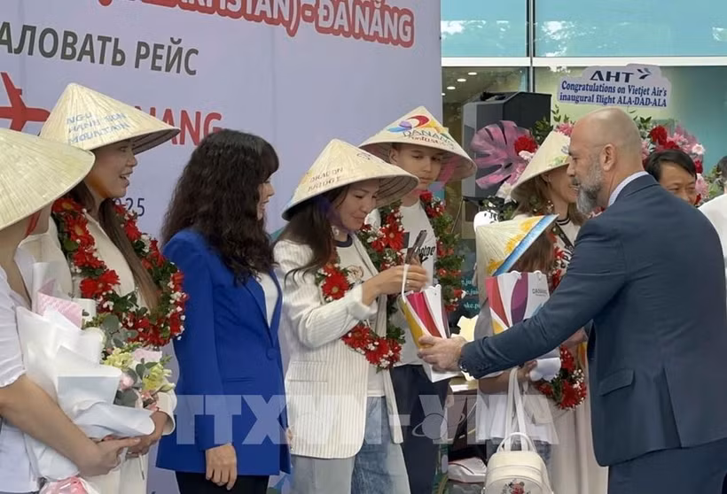 El comité organizador entrega flores y regalos a los turistas (Foto: VNA)