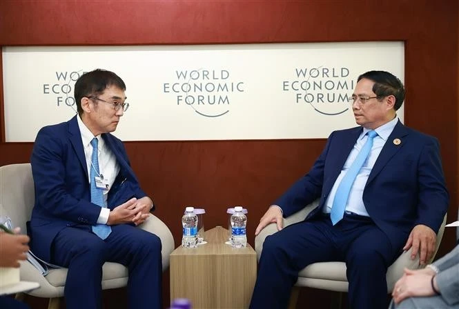 El primer ministro de Vietnam, Pham Minh Chinh (derecha), conversa con el profesor Tetsuya Watanabe, presidente del ERIA (Foto: VNA)
