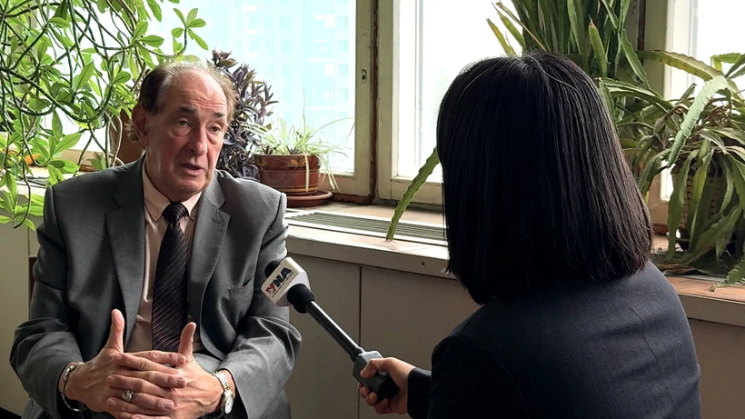 Georgy Toloraia, director ejecutivo del Comité Nacional de Investigación BRICS y director del Centro de Estrategia Rusa en Asia del Instituto de Economía de la Academia de Ciencias de Rusia, responde a las preguntas de la reportera (Foto: VNA)