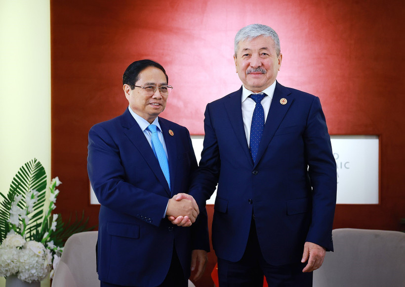 El primer ministro de Vietnam, Pham Minh Chinh (izquierda), y su par de Kirguistán, Adylbek Kasimalyev (Foto: VNA)