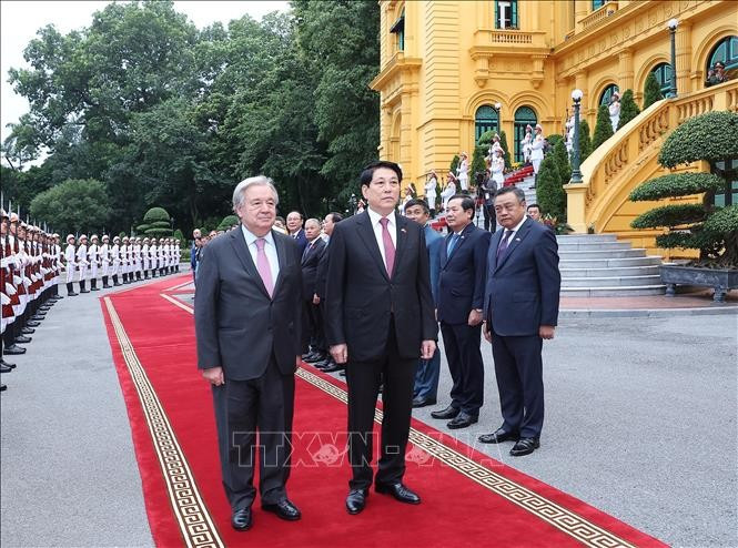 El presidente de Vietnam, Luong Cuong, preside la ceremonia de bienvenida al secretario general de la ONU, António Guterres, en Hanoi. (Foto: VNA)