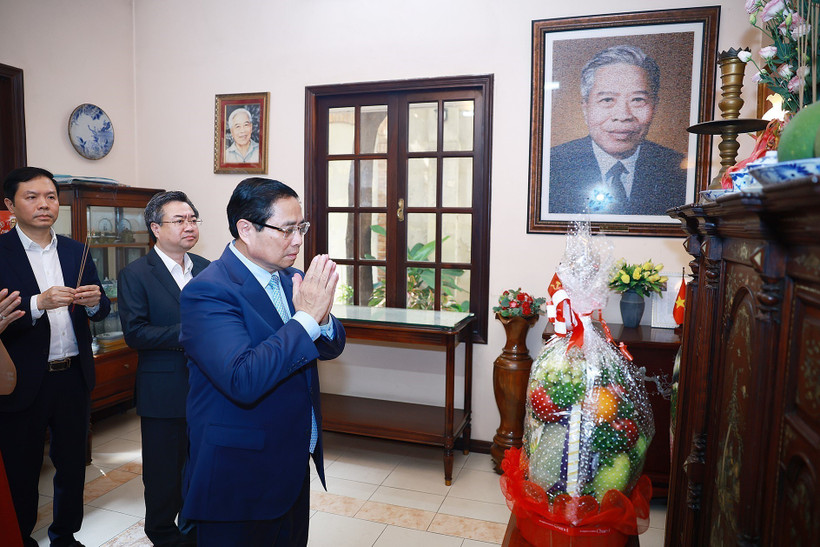 El primer ministro de Vietnam, Pham Minh Chinh, rinde homenaje al expresidente del Consejo de Ministros Pham Hung (Foto: VNA)