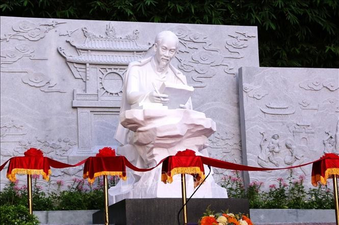 La estatua del Presidente Ho Chi Minh se ubica en el campus de la Biblioteca de Da Nang, en la homónima ciudad vietnamita. (Foto: VNA)