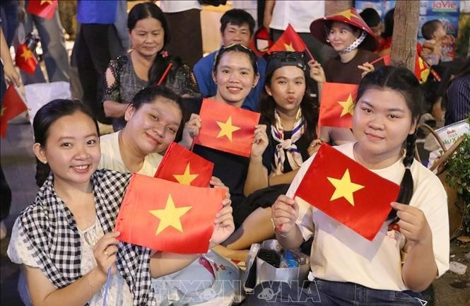 Estudiantes vietnamitas se reúnen para ver el desfile militar y civil que conmemora el 50.º aniversario de la Liberación del Sur y la Reunificación Nacional (30 de abril de 1975-2025). (Foto ilustrativa: VNA)