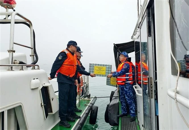 Los guardacostas de Vietnam y China realizan una patrulla conjunta en el Golfo de Tonkín. (Foto: VNA)