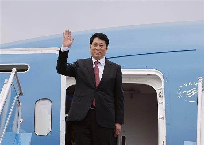 El presidente de Vietnam, Luong Cuong, parte de Hanoi hacia Laos (Foto: VNA)
