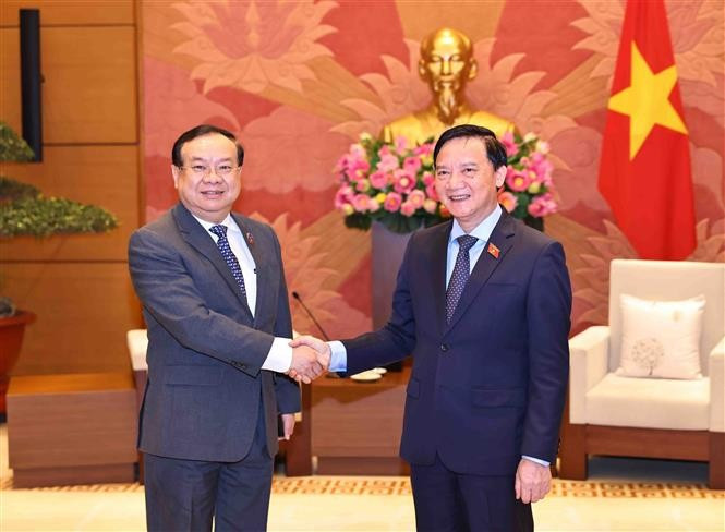 El vicepresidente de la Asamblea Nacional de Vietnam, Nguyen Khac Dinh (derecha), recibe al presidente de su Comisión de Asuntos Exteriores de la Asamblea Nacional de Laos, , Sanya Praseuth. (Foto: VNA)