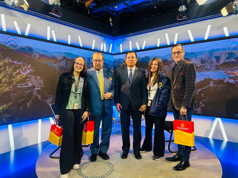 El embajador de Vietnam en Venezuela, Vu Trung My (centro), y otros invitados en el programa "Heroísmo revolucionario vietnamita: de la lucha por la independencia a la construcción nacional" (Foto: Globovisión)