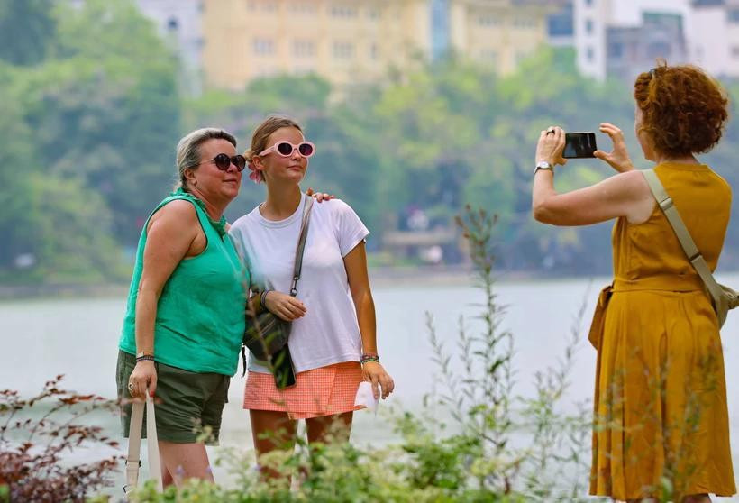 El lago Hoan Kiem es una atracción para los turistas extranjeros cuando visitan Hanoi (Foto: VNA)