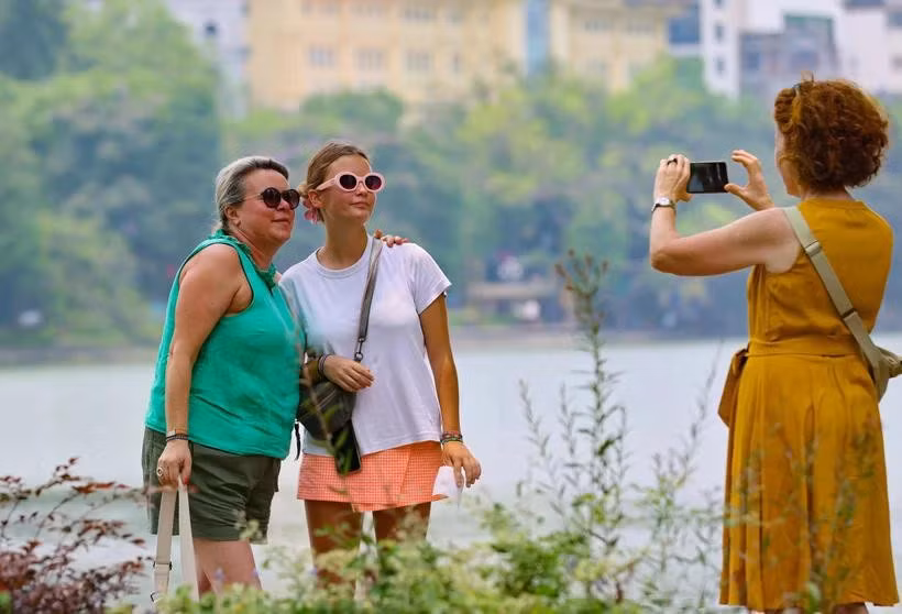 El lago Hoan Kiem es una atracción para los turistas extranjeros cuando visitan Hanoi (Foto: VNA)
