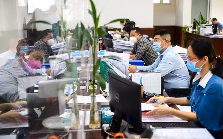 Los funcionarios procesan los trámites administrativos para los pobladores (Foto: VNA)