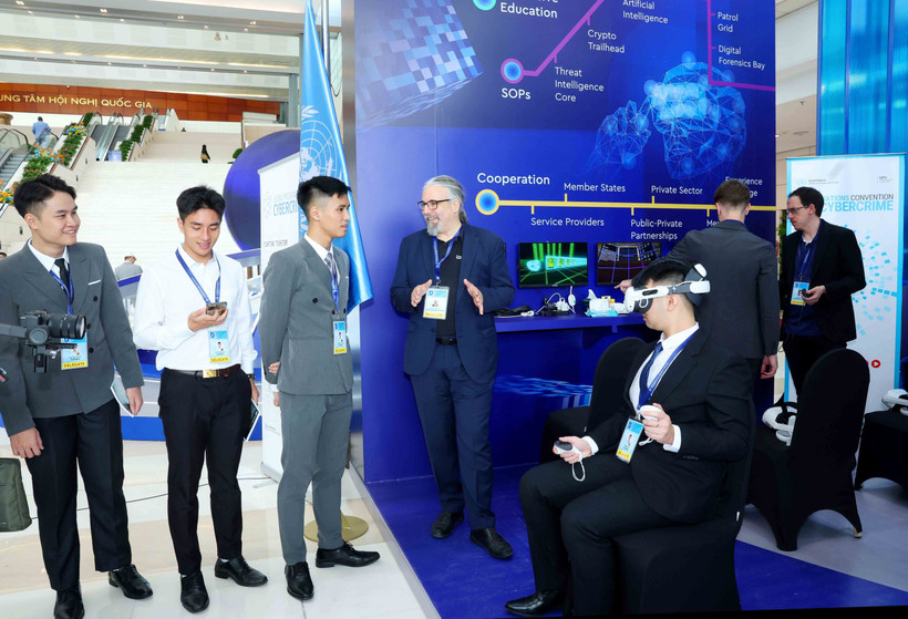 Delegados visitan el espacio de exhibición de tecnología de las Naciones Unidas durante la ceremonia de firma de la Convención de Hanoi. (Foto: VNA)