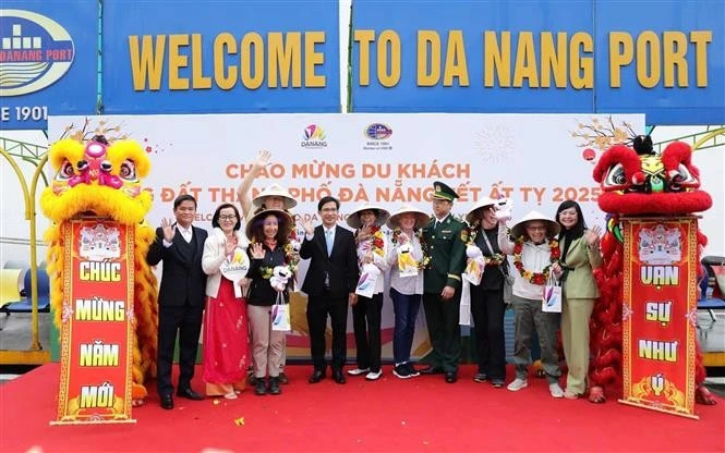 Da Nang da la bienvenida a los primeros turistas extranjeros en la ciudad (Foto: VNA)