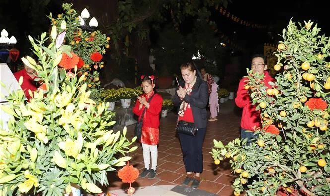 Los vietnamitas en Laos visitan la pagoda Phat Tich en Vientiane, el primer día del Año Nuevo Lunar. (Foto: VNA)